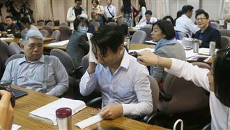 阻綠委進立院　徐永明遭扯掉西裝潑水