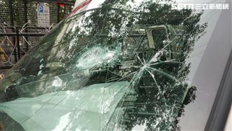 抗議年金改革失控　三立SNG車遭砸