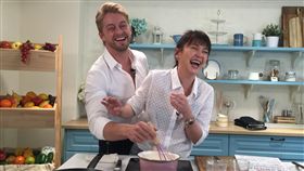 法比歐攬腰六月直播　李易嗆：手可以再上去一點啊！（圖／美味生活）