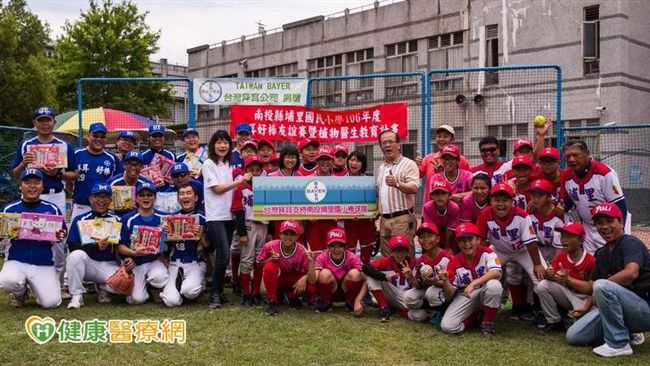 企業關懷偏鄉學校　落實生命科學教育