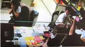 2015年4月黃仁郁持槍行槍銀行的畫面。翻攝