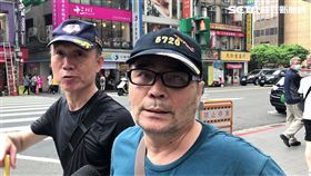66歲退役軍人蔣志豪持鐵鎚砸破三立新聞台SNG車，遭到警方當場逮捕帶回偵辦（楊忠翰攝）
