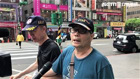 66歲退役軍人蔣志豪持鐵鎚砸破三立新聞台SNG車，遭到警方當場逮捕帶回偵辦（楊忠翰攝）