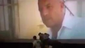 男女朋友各自帶小三小王看電影狹路相逢，螢幕前上演全武行。（圖／李國輝臉書）