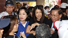 反年改攔人員進入立院 立委一度遭阻擋
立法院司法委員會19日初審攸關年金改革的各版本公務
人員退休撫卹法草案，監督年金改革行動聯盟等包圍立
法院，上午抗議民眾要求進立法院人員表明身分，否則
阻擋進入。立委柯志恩（中藍衣者左起）、許淑華、南
投縣長林明溱一度無法進入立法院。
圖／中央社