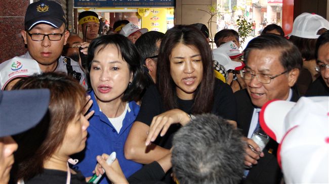 反年改「無差別」嗆聲　藍綠委都遭殃