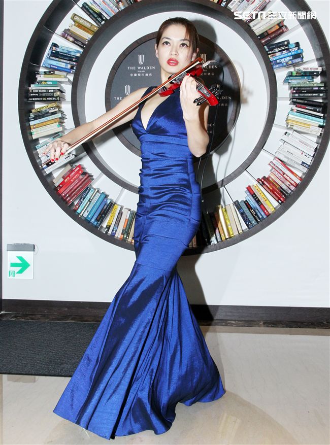 台灣安潔莉娜裘莉性感火辣的康妮媚，爆乳拉小提琴。（記者邱榮吉/攝影）