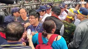 反年改人士堵在出入口阻止立院職員、記者及助理進入立法院內（陳彥宇攝）