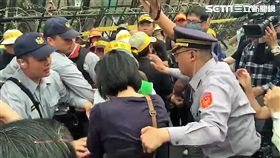 反年改人士堵在出入口阻止立院職員、記者及助理進入立法院內（陳彥宇攝）