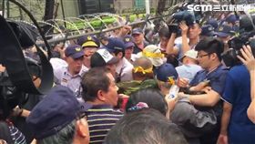 反年改人士堵在出入口阻止立院職員、記者及助理進入立法院內（陳彥宇攝）