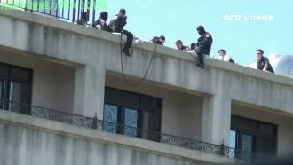 特勤頂樓垂降攻堅　警破窗逮詐騙集團
