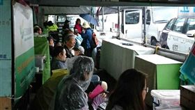 反年金改革的到公投盟基地躲雨（圖／翻攝自ＰＰＴ）