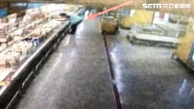 廖婦利用清潔工職務之便，竊取愛買百貨永和店內的商品後，放進機車置物箱內，店員調閱監視器畫面逮人（翻攝畫面）