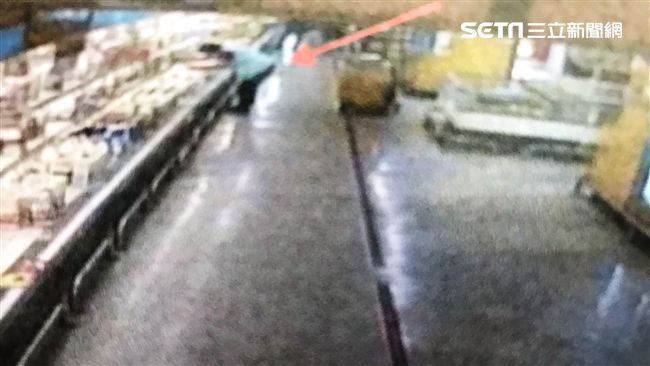 清潔婦派駐愛買　竊店內商品藏垃圾桶