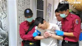 陳男因毒品案遭通緝，警方循線逮捕他，陳男卻高喊：「心臟好痛！」手卻揉著右胸，救護人員隨即將他送醫觀察（翻攝畫面）