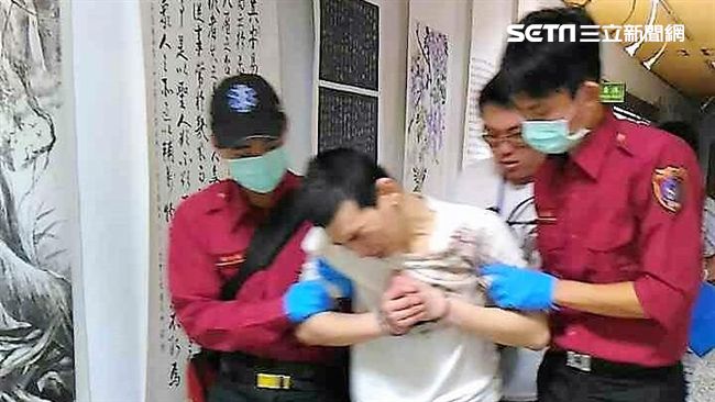 通緝犯高喊心痛　他卻一直揉右胸