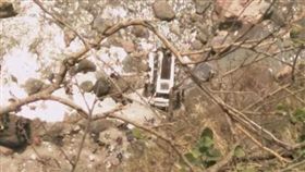 印度巴士在喜瑪拉雅山區中翻落（圖／翻攝自推特）