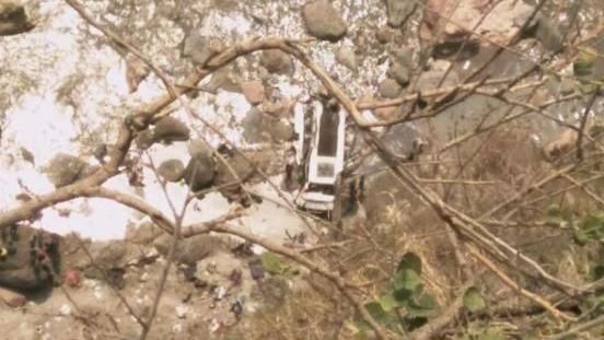 印度巴士喜瑪拉雅山墜谷　至少44死