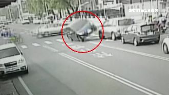 詭！左轉小碰撞竟翻車　目擊者全看傻