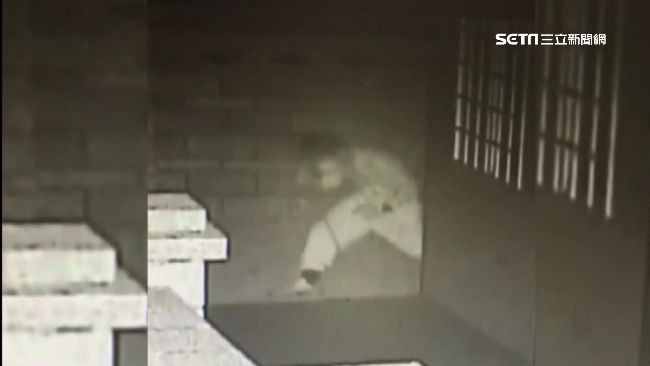 狡猾賊見監視器　學忍者遮臉倒退閃躲
