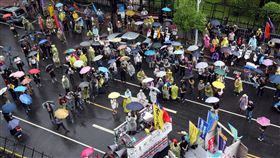 年金改革,下雨,立法院,抗議
圖／中央社