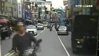 騎士逆向擋客運　對準司機太陽穴狂毆