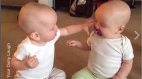 BABY,嬰兒,小寶寶,奶嘴,影片 圖／翻攝自臉書