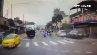 台版唐老大？聯結車竟街頭「翹孤輪」