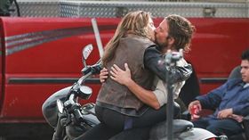 性感王,布萊德利古柏,Bradley Cooper,女神卡卡,Lady Gaga,熱吻,接吻,劇照
（圖／翻攝自每日郵報）