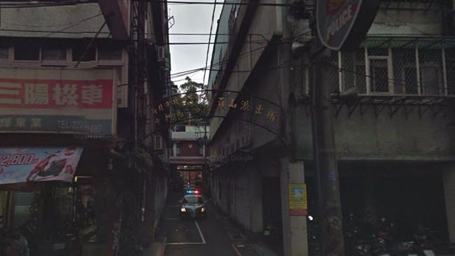 不滿網咖遭臨檢　男派出所門口灑廚餘