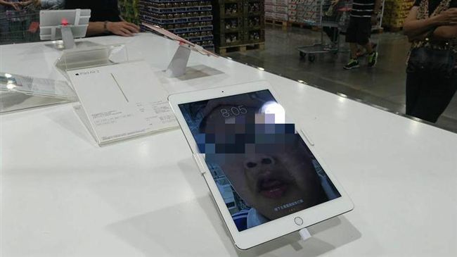 自拍成展示機桌布　撐鼻張嘴給大家看