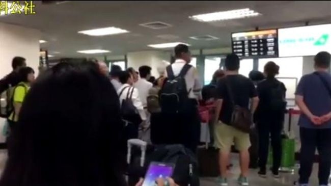 霧鎖金門！松機旅客班機延誤暴怒