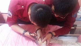 2員小心翼翼地替92歲蔡姓老婦移除手上金戒指。（圖／翻攝畫面）