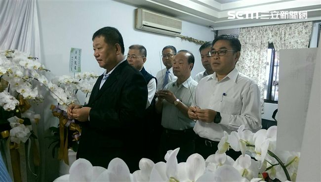 資深警猝死　新北議長至住處捻香慰問