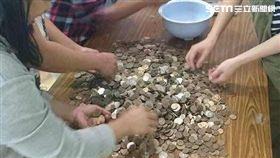 移工拿到加班費，竟然全是零錢。（圖／翻攝陳秀蓮臉書）