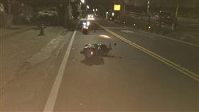 陳女輾到石頭後當場噴飛摔車。（圖／翻攝畫面）