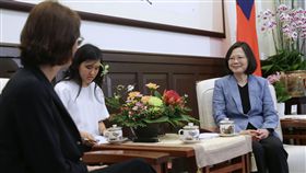 總統蔡英文接見歐洲議會社會黨團副主席馮安蘭(Kathleen Van Brempt)等一行。（總統府提供）