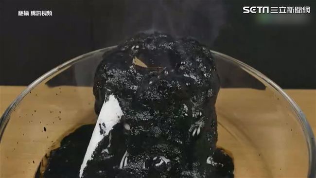 硫酸到底多可怕？衛生紙直接「碳化」