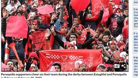 伊朗女扮男裝看足球賽_dailymail