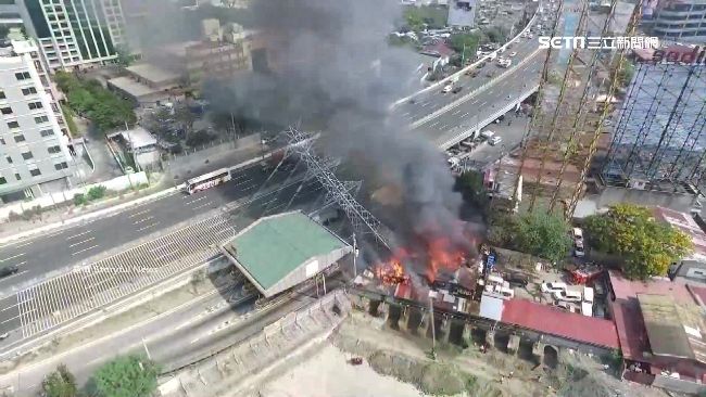 菲國貧民窟失火　電塔被燒斷橫倒公路