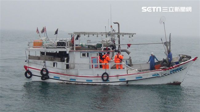 護海決心！　海巡查獲非法捕魚漁船
