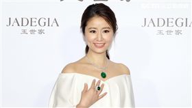 林心如結婚產後代言不斷、接著新戲即將開拍，出席珠寶剪綵一襲白色飄逸感雪紡上衣小露香肩與黑色長裙，展現氣質女神的風範。（記者邱榮吉/攝影）