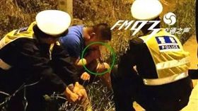 大陸,浙江,酒駕,酒測,吃草,醒酒,警察,抽血,臨檢　圖／翻攝自網易新聞