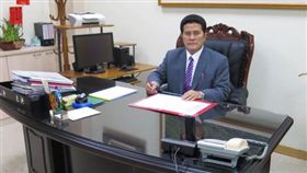  浮報工程款收回扣 五峰鄉長涉貪 新竹縣五峰鄉長秋振昌利用職務之便，向多家工程包商 索取賄賂之貪污案件，經新竹地檢署偵查後，認為罪嫌 重大，21日將秋振昌與廠商等3人向法院聲請羈押。 （取自五峰鄉公所網站） 中央社記者魯鋼駿傳真 106年4月21日