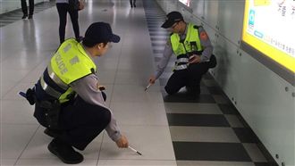 台北車站血跡斑斑？鐵路警：應是油漬
