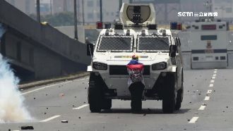 委反政府抗議持續　女子肉身擋坦克