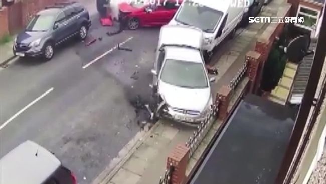 窄巷內暴衝撞4車　駕駛竟裝沒事落跑