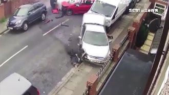 窄巷內暴衝撞4車　駕駛竟裝沒事落跑