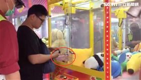 男童從取物口爬進娃娃機，受困機台內！（圖／新北市消防局提供）