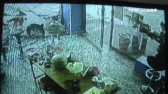 貨車失控打滑　4車、檳榔攤全遭殃